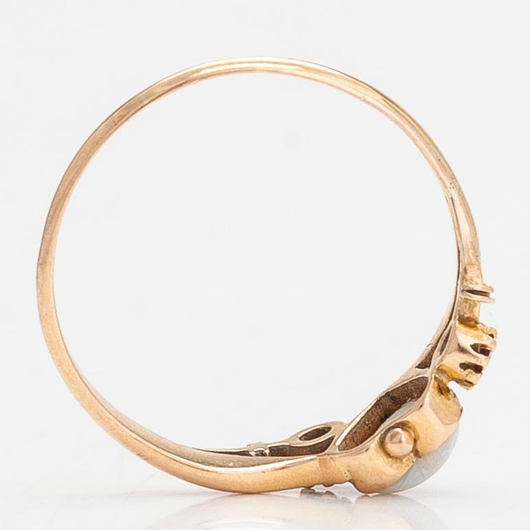 Ring, 18K guld, med opal och granat glas dubletter.