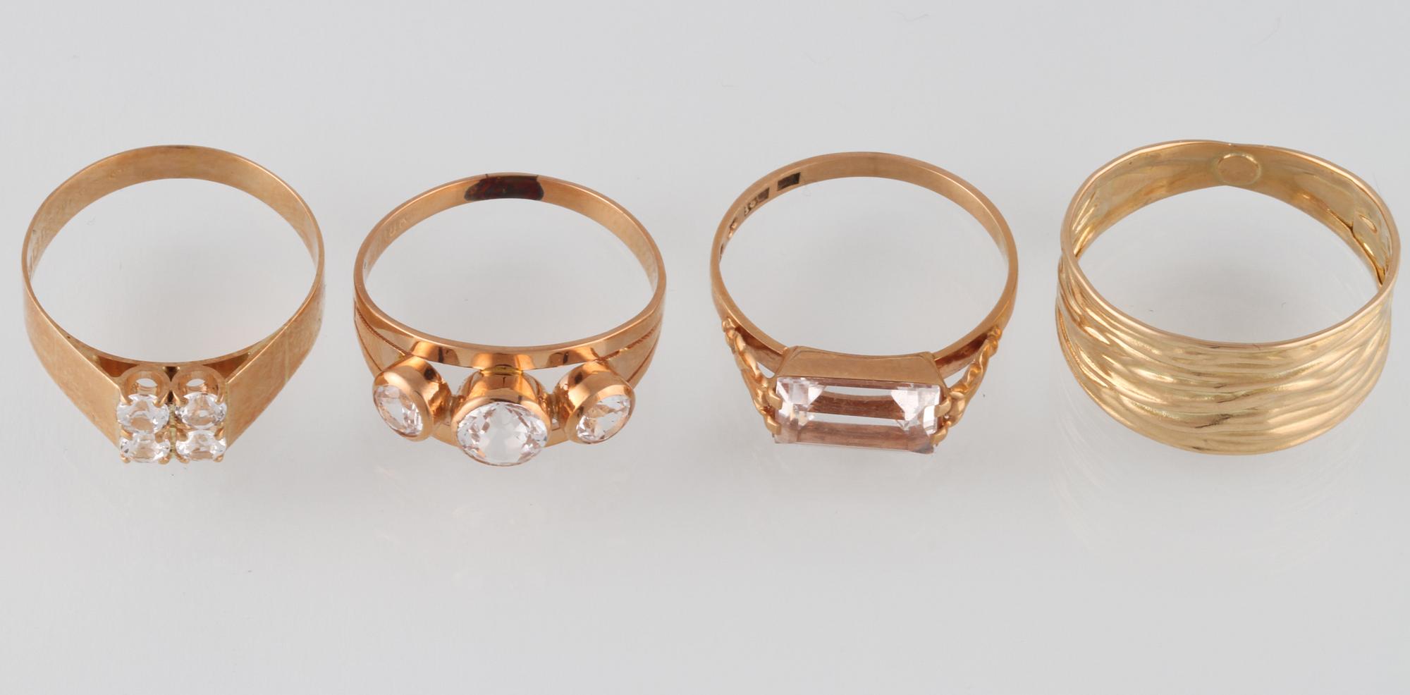 RINGAR, 4 st, 18K guld samt bergkristall, delvis kattfotstämplade. Vikt 9,6 gram.