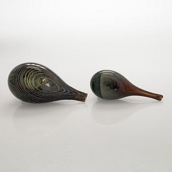 Oiva Toikka, Two glass birds, signed O. Toikka Nuutajärvi.