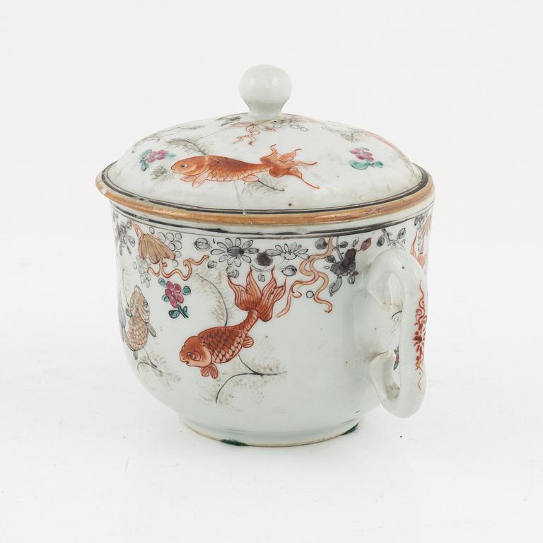 A porcelain cup with cover, China, 18th century.