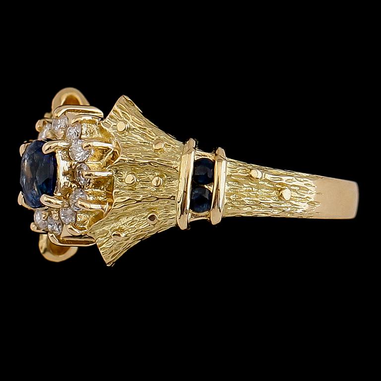 RING, 18 k guld, safirer och briljantslipade diamanter. Vikt ca 4,1 g.