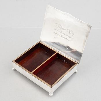 Kortskrin, silver, svensk importstämpel, 1900-talets första hälft.