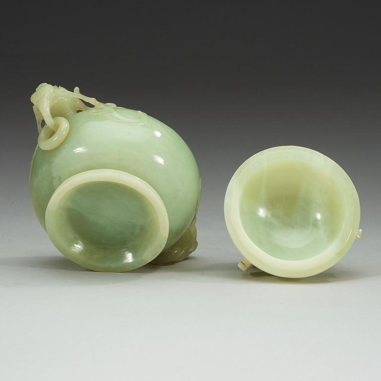 RÖKELSEKAR, nefrit, Kina. Troligen 1800-tal.