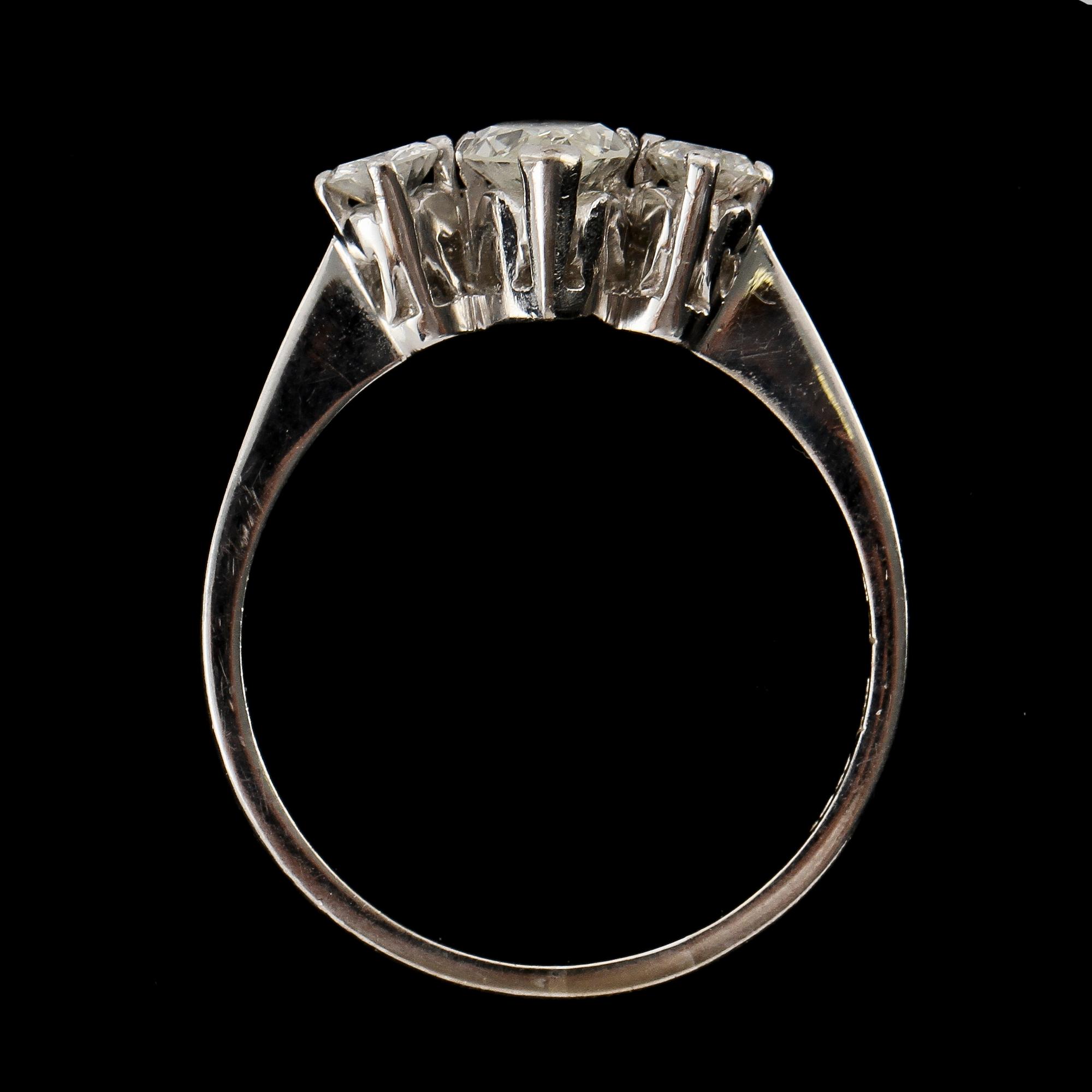 RING, 18k vitguld med 2 briljantslipade diamanter tot ca 0.2 ct samt en navetteslipad diamant ca 0.8 ct. Vikt 4 g.