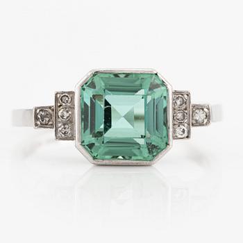 Ring, white gold with green tourmaline and octagon-cut diamonds.