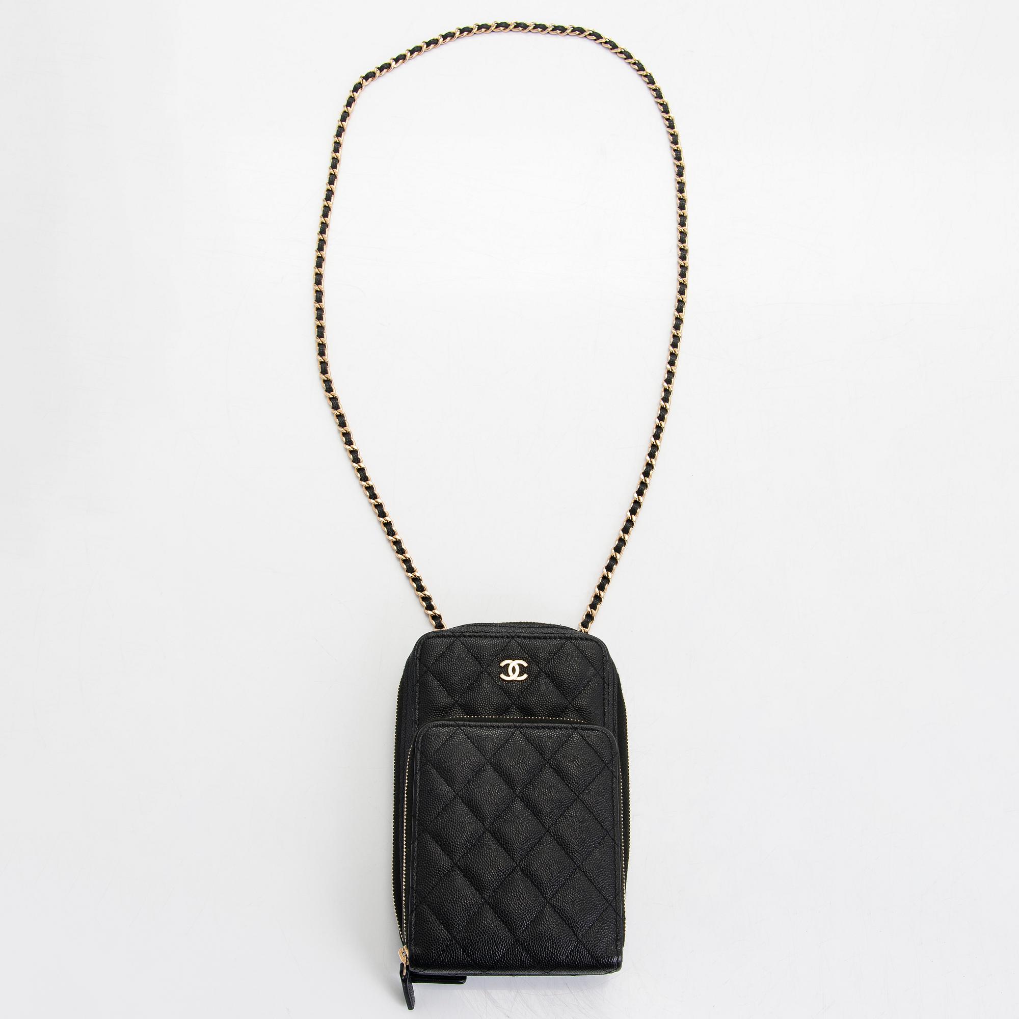 Chanel, "O-porte tel a chaine" väska, 2020.