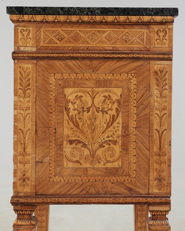 POTTSKÅP, Louis XVI, Italien omkring år 1800.