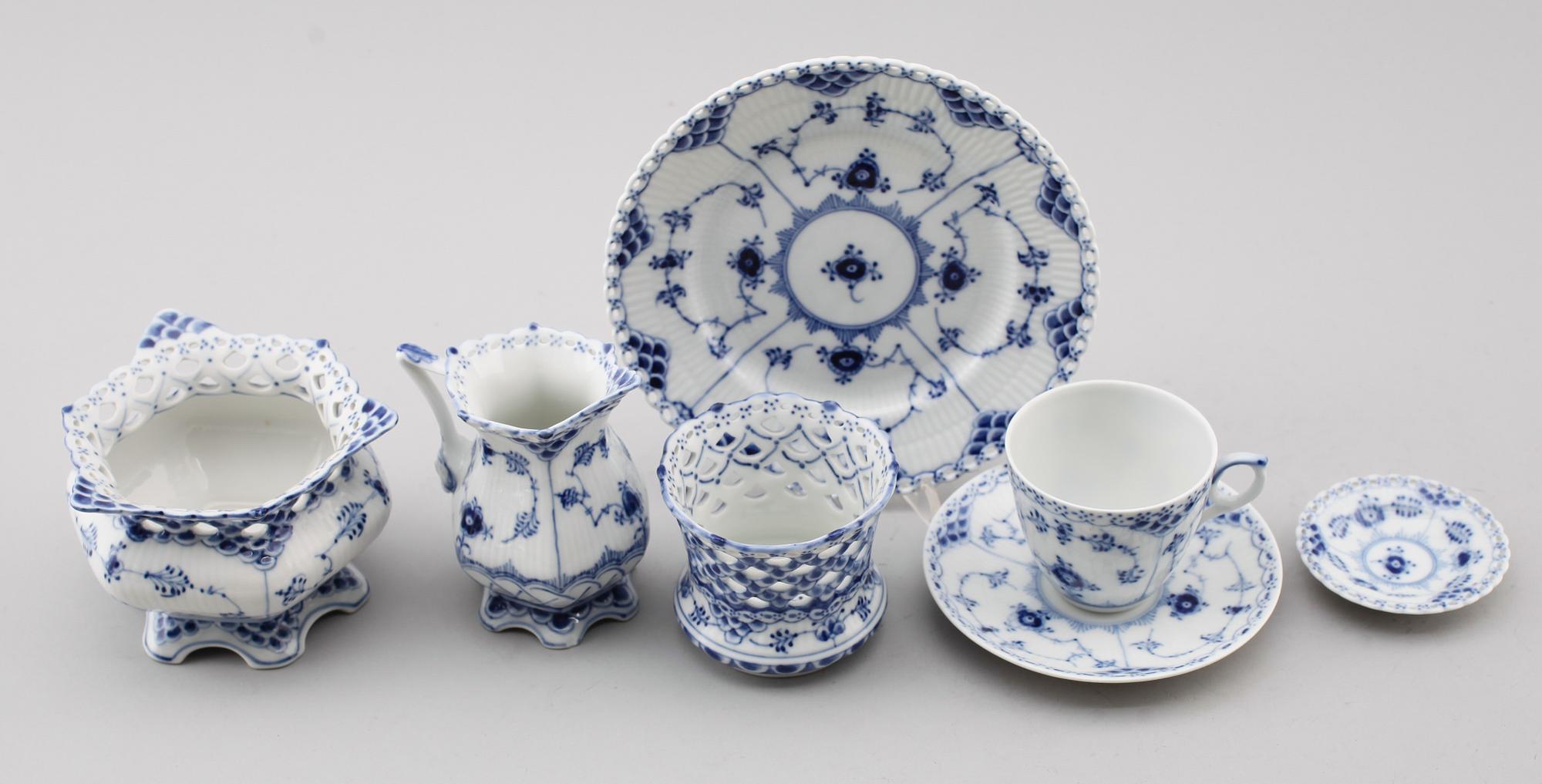 KAFFESERVIS, 33 delar, porslin, "Musselmalet", Royal Copenhagen, 1900-talets andra hälft.