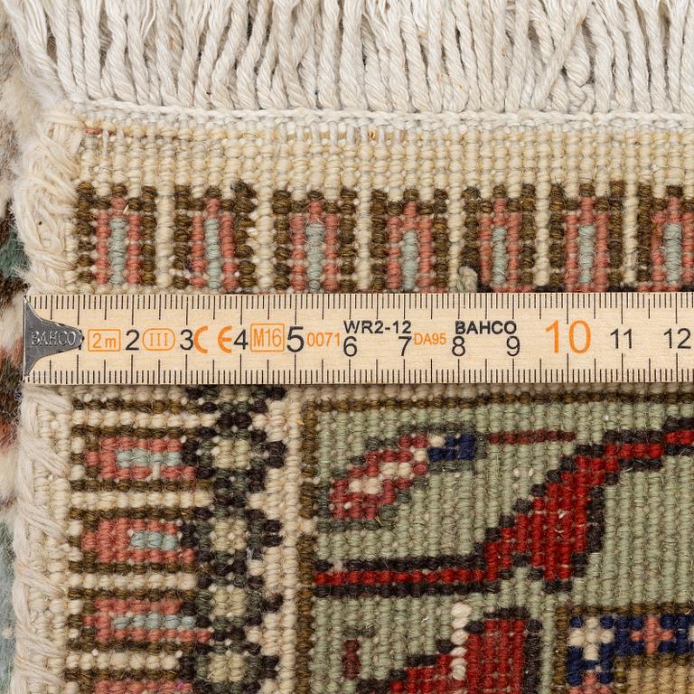 A Tabriz type carpet, c. 300 x 200 cm.