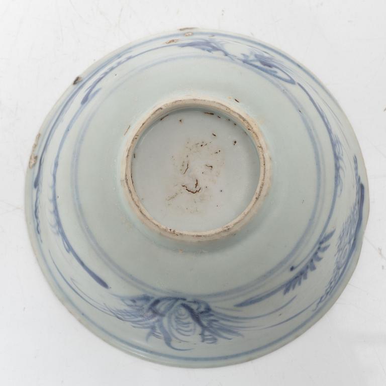 A Chinese blue and white porcelan bowl and a small vase, Ming dynasty (1368-1644).