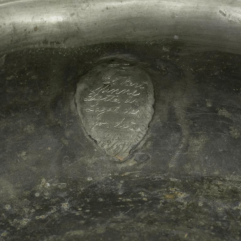 An 18/19th century pewter bowl.