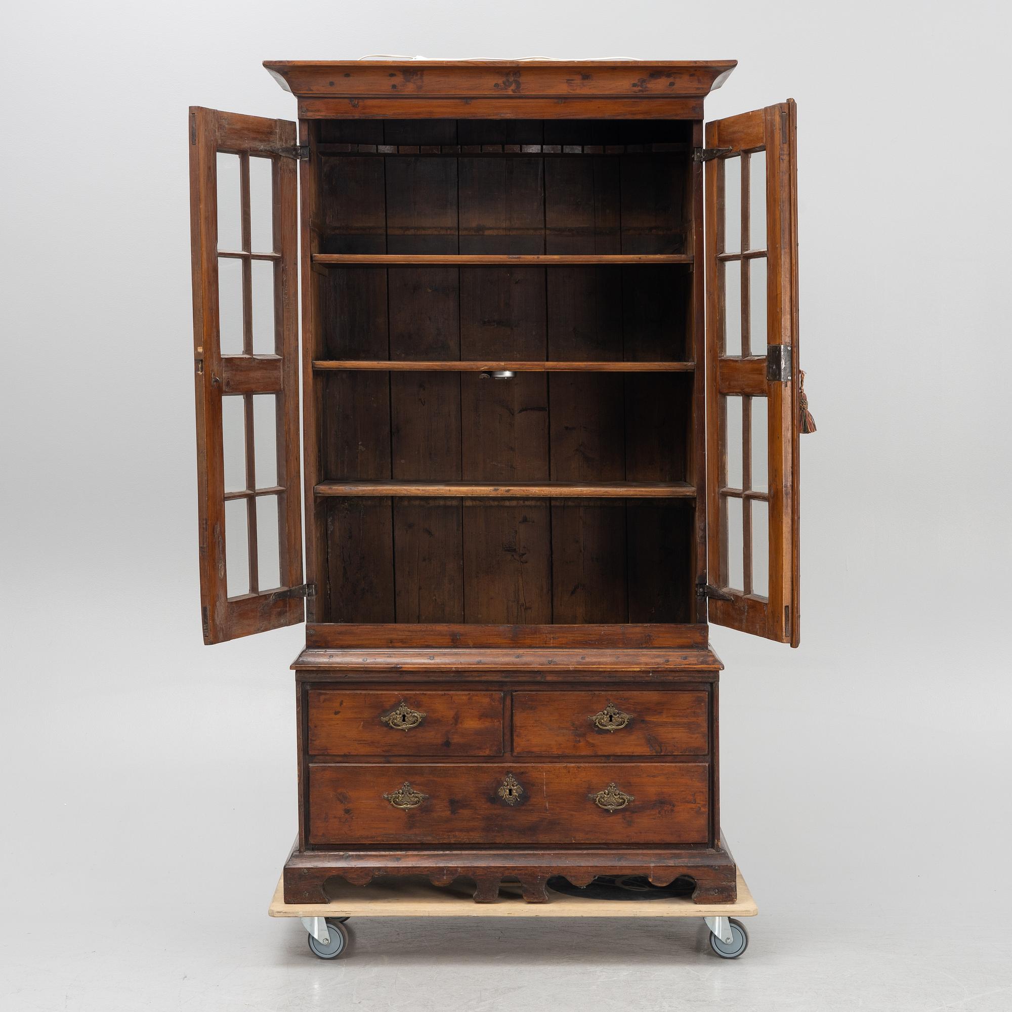 Vitrinskåp, 1700-tal, avlutat/bonat.