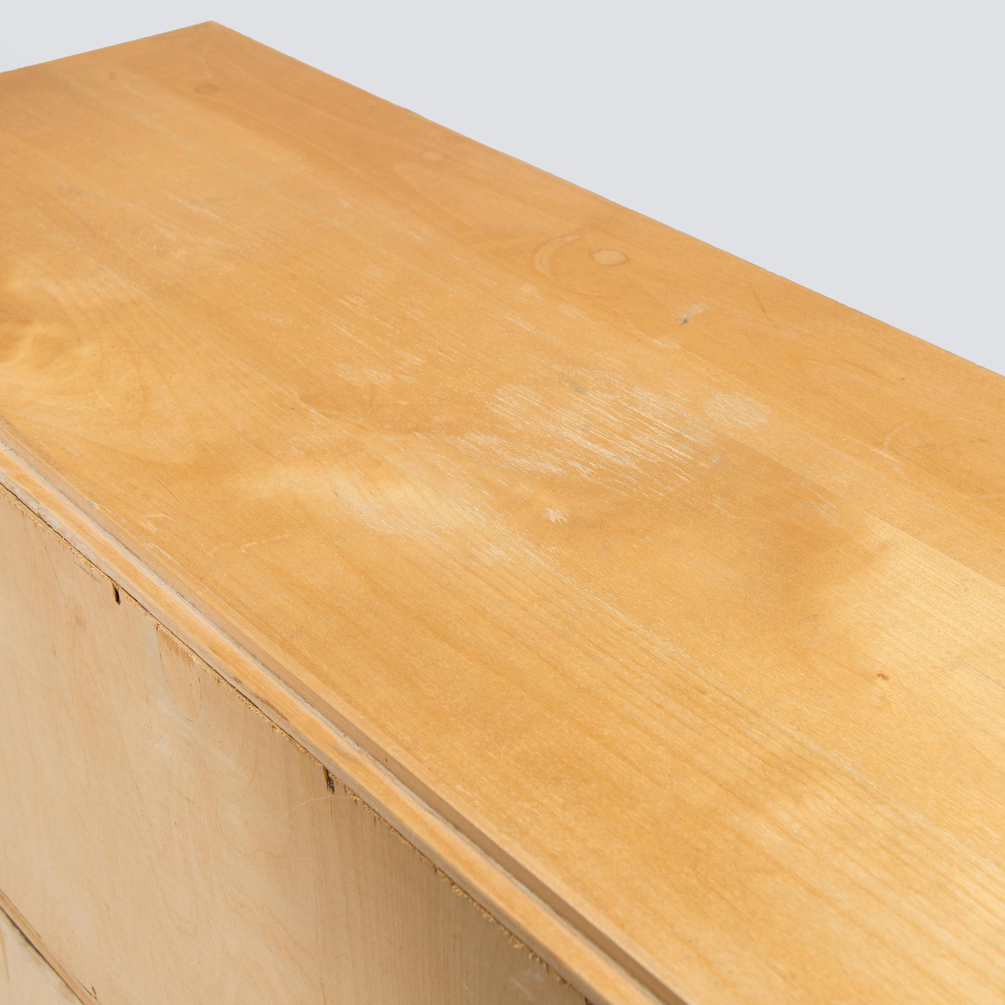 Aino Aalto, kaappi, malli 808 ja vitriini, malli 214 O.Y. Huonekalu- ja Rakennustyötehdas A.B. 1950-luvun alku.