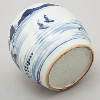 A blue and white jar and lamp, Qing dynasty, 19th century.