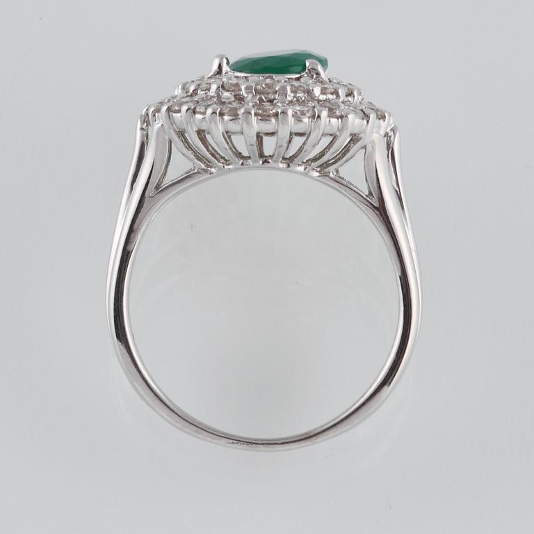 RING, 18K vitguld med ovalsslipad smaragd ca 1.66 ct samt briljantslipade diamanter ca 1.5 ct. Vikt 7,0 gram.