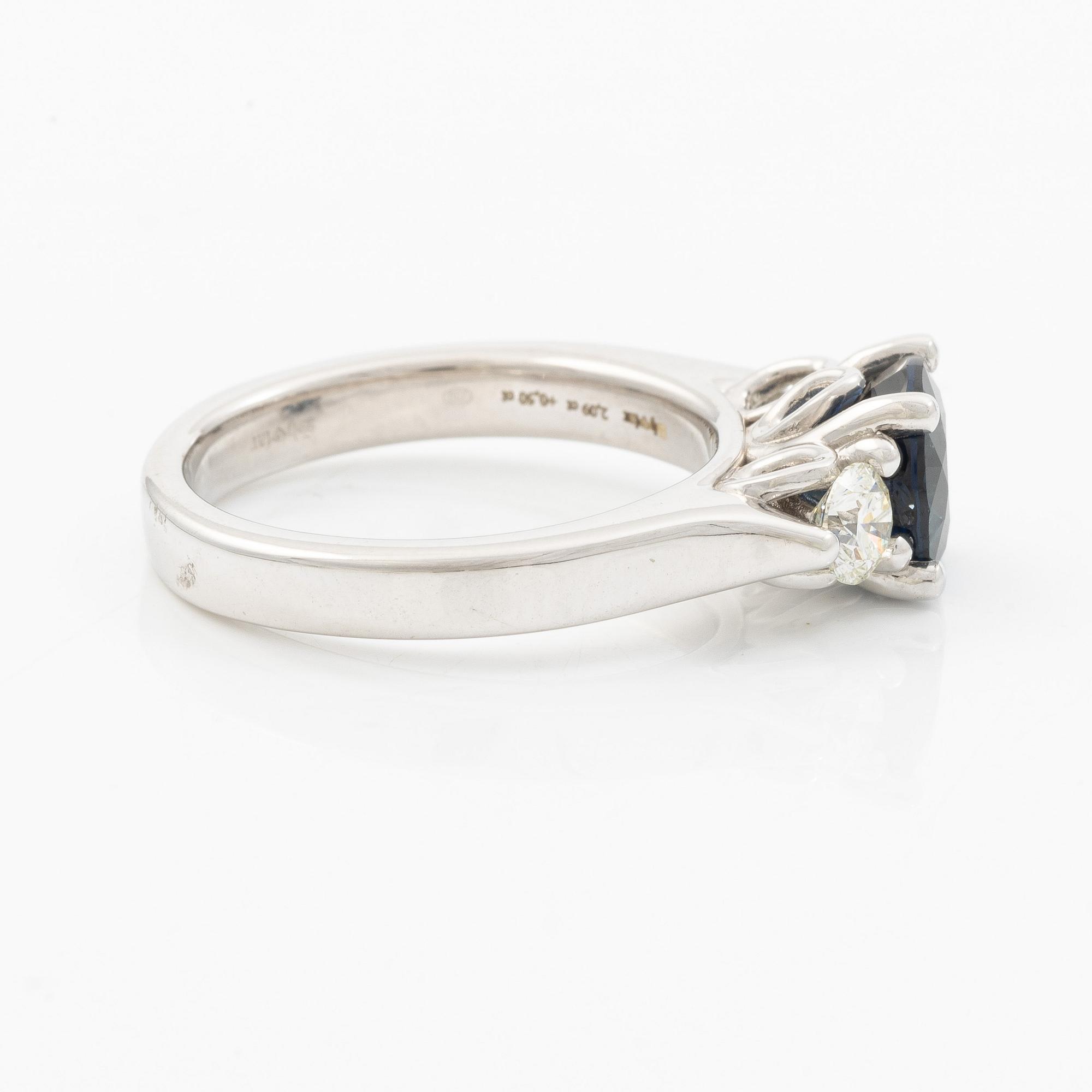 Ring 18K white gold with sapphire and brilliant-cut diamonds.