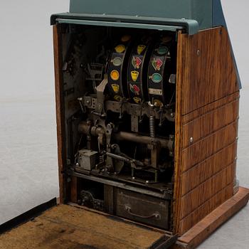 A first half of the 20th century slot machine "Mills".