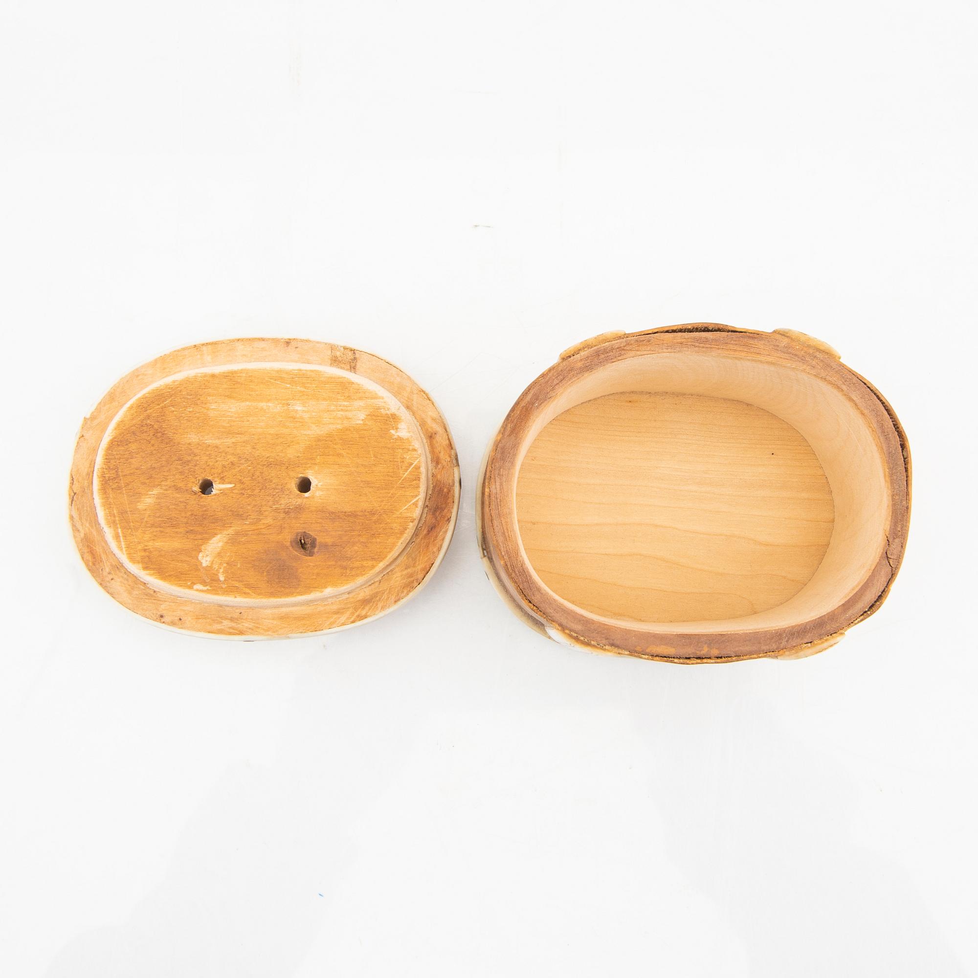 Lars Knutsson Sunna, a signed box of birch and bone.
