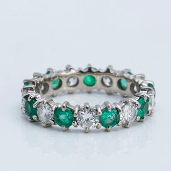 RING, med 10 briljantslipade diamanter ca 1.50 ct samt 9 facettslipade smaragder.