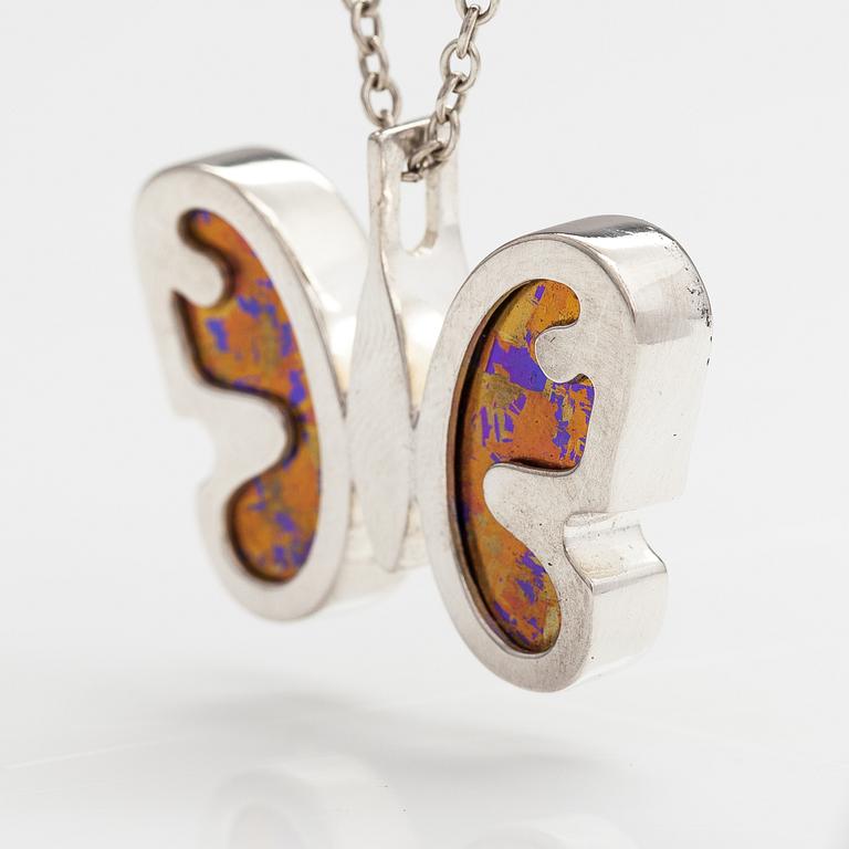 Nanny Still, A sterling silver and titanium necklace. Kultakeskus, Hämeenlinna.