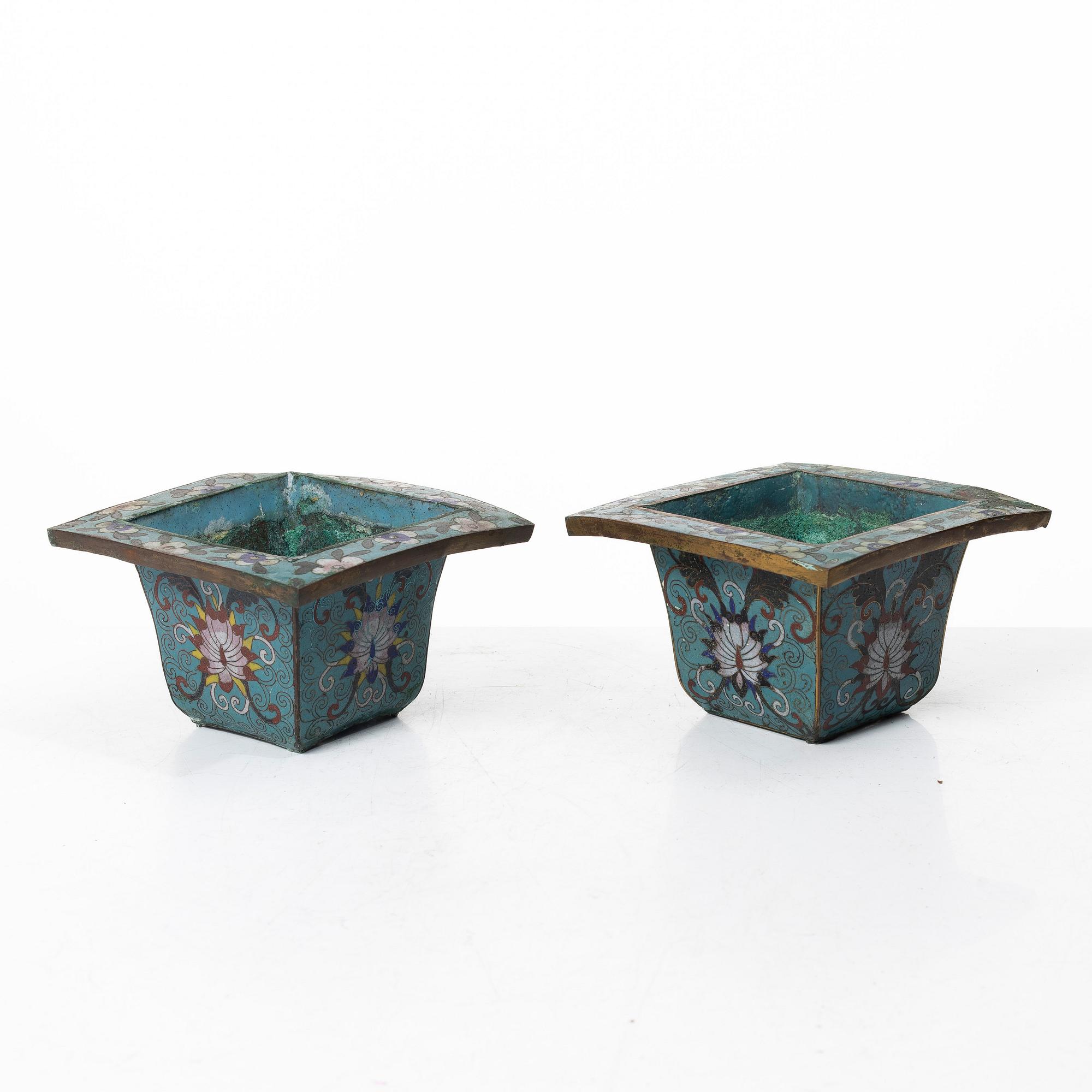 Ytterfoder, cloisonné på förgylld koppar, ett par, sen Qingdynasti / omkring 1900.