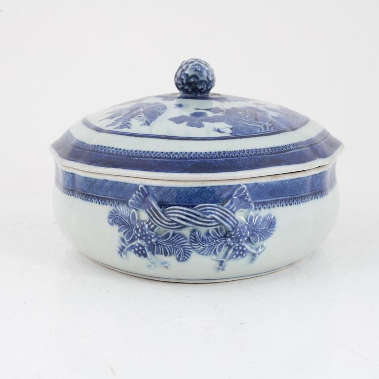 A tureen and nice plates, export porcelain, China, 18th century.