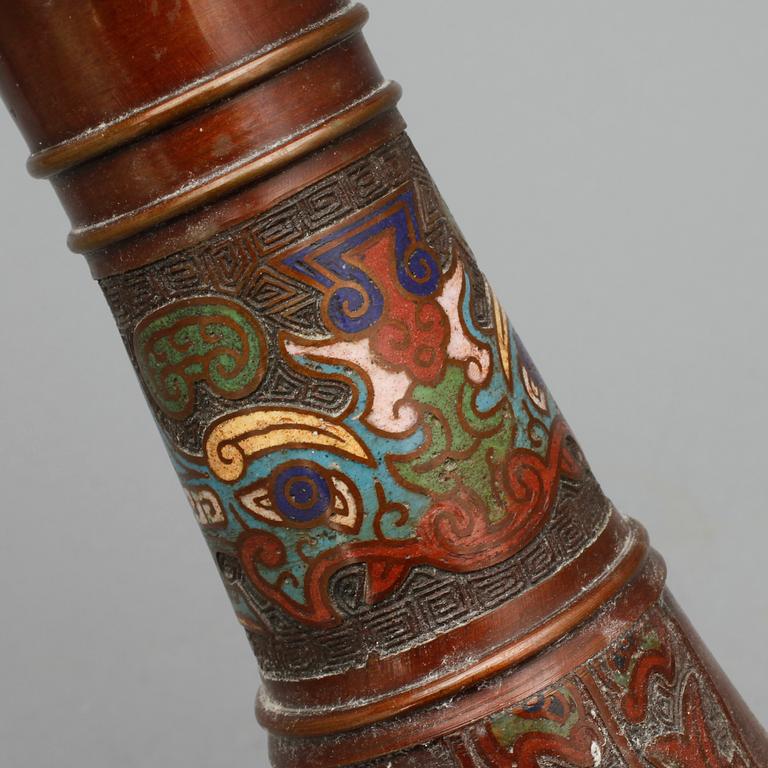 BORDSLAMPA. Cloisonné, brons. Kina, 1900-tal.