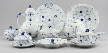 SERVISDELAR, 37 st, porslin, "Musselmalet", Bing & Gröndahl, 1900-talets andra hälft.