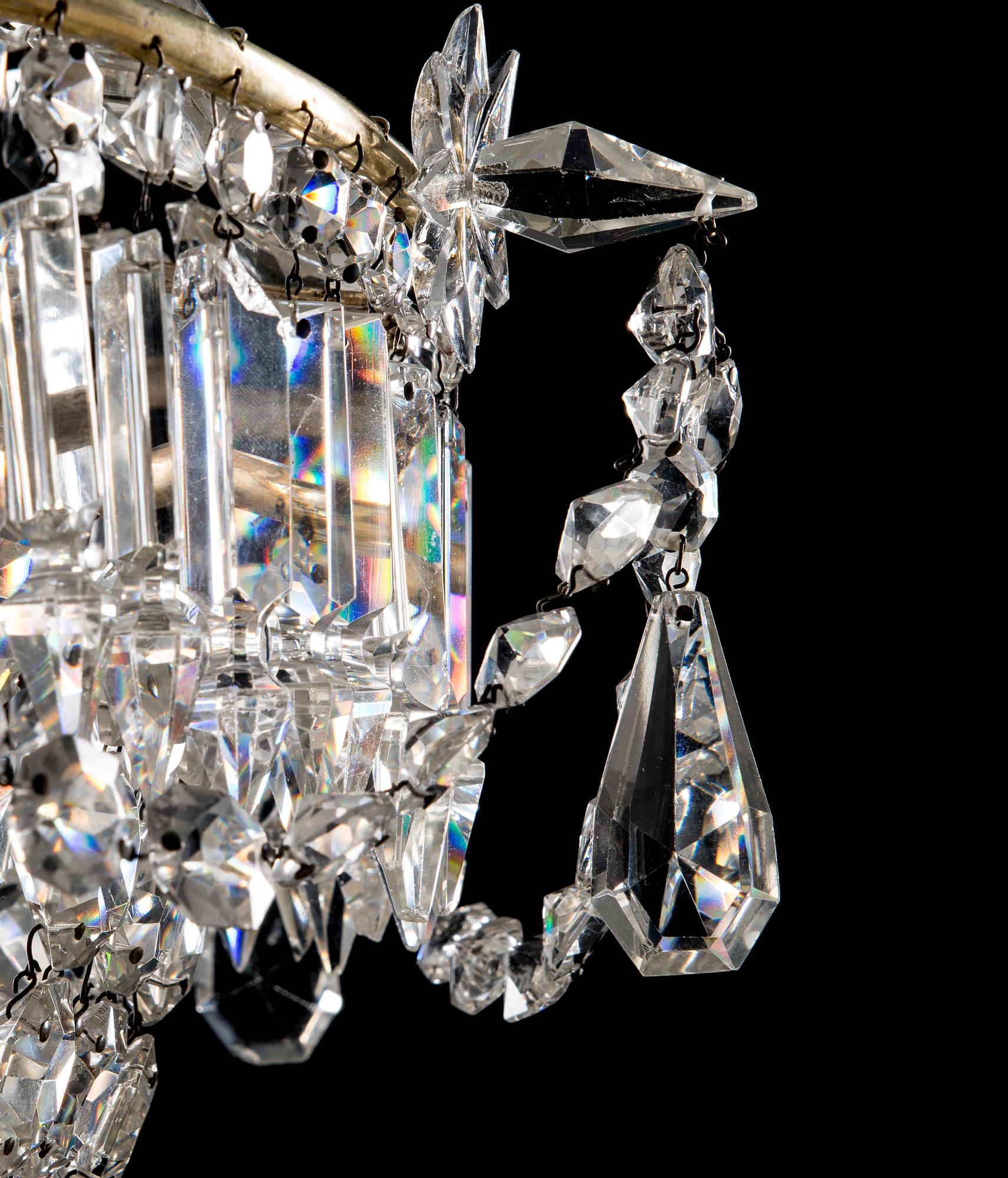 TAKKRONA, oskariansk stil, 1900-talets början. Höjd 101 cm.