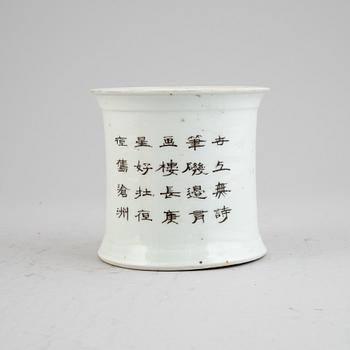 A Chinese porcelain brush pot, 20th century.