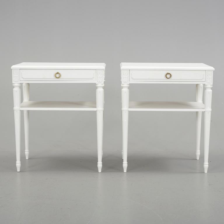 SÄNGBORD, ett par, gustaviansk stil, omkr 1900-talets mitt.