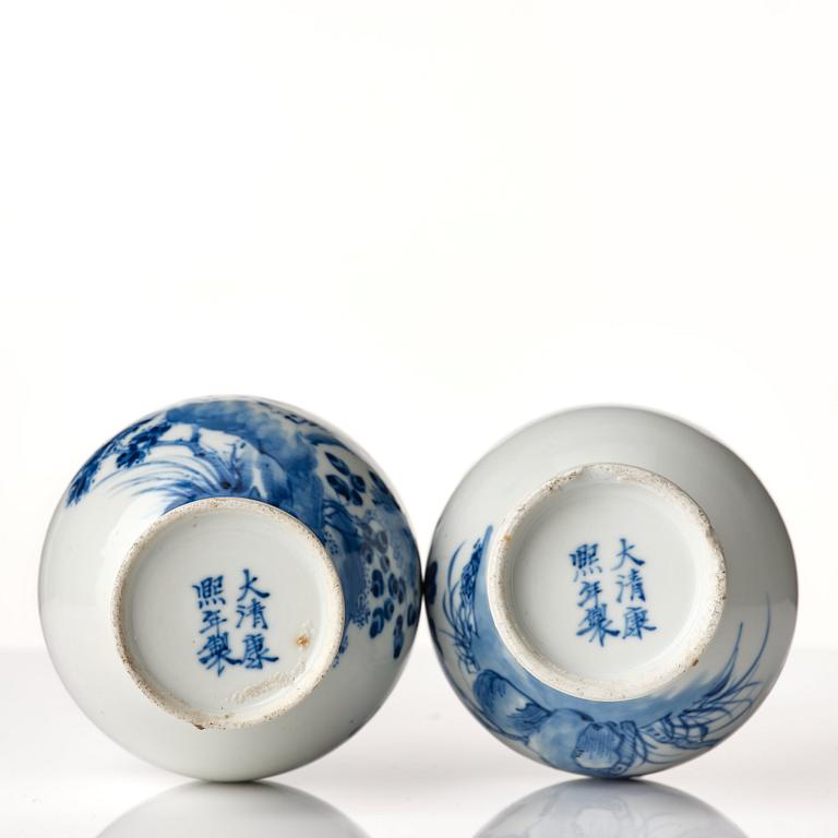 A set of two blue and white vases, Qing dynasty, 19th Century.