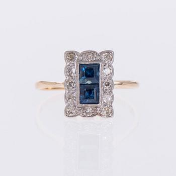 RING, två carréslipade safirer, åttkantslipade diamanter, 14K guld.