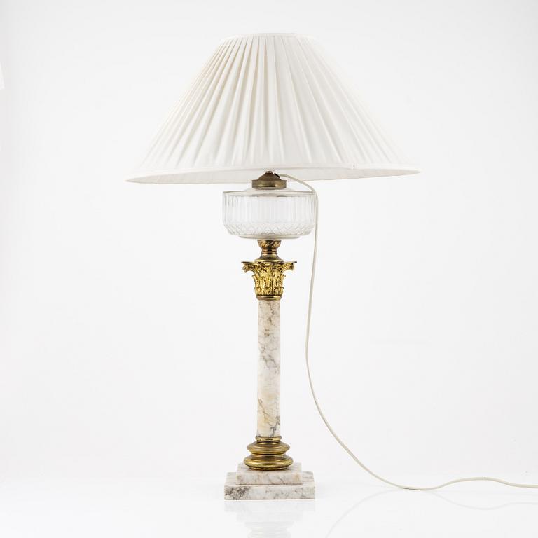 Bordsfotogenlampa, kolonnformad, marmor, 1900-tal.