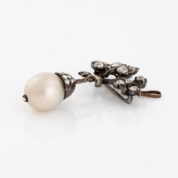A silver brooch with a pearl and old- and rose-cut diamonds.