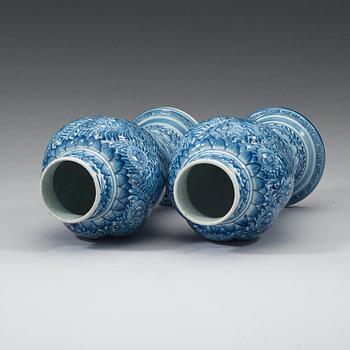 A pair of blue and white vases with cover, Qing dynasty, Kangxi period (1662-1722).