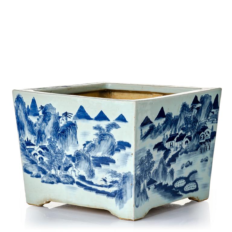 A blue and white flower pot, late Qing dynasty, circa 1900.