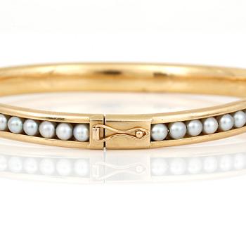 ARMRING, 18K guld med små odlade pärlor, Alton, Falköping, 1966. Total vikt ca 12 g.