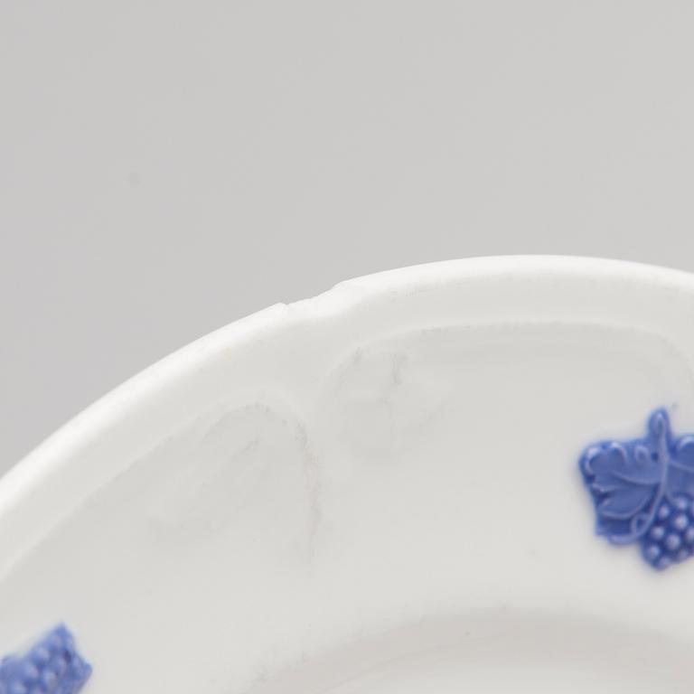 A 43-piece porcelain dinnerware set, "Blå blom", Gustavsberg.