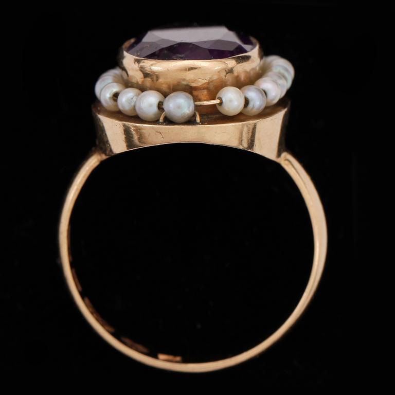 RING, 18k guld med ametist och små pärlor. Sverige, 1954. Vikt 7g.