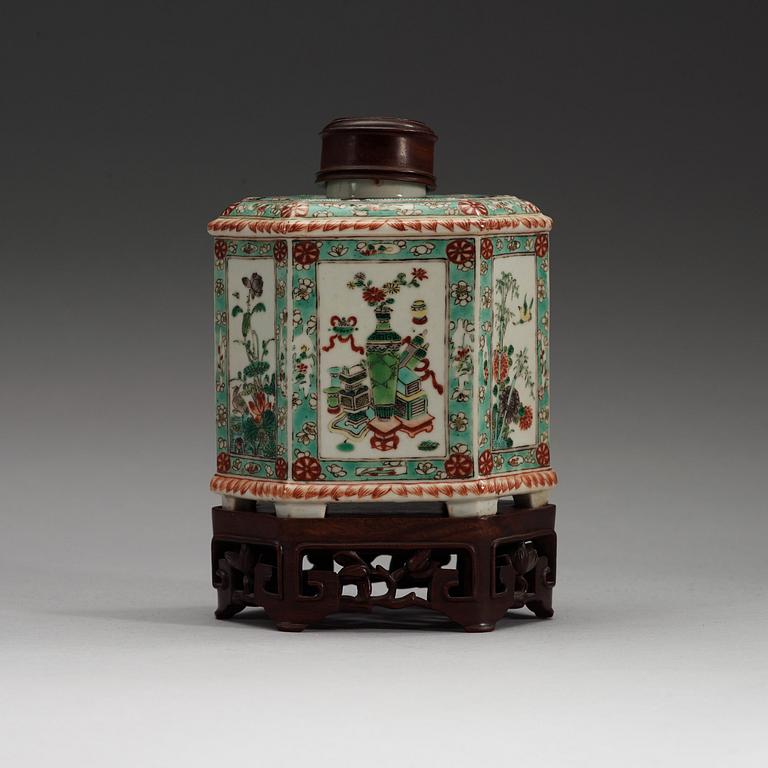 A famille verte teapot, Qing dynasty, 19th Century.