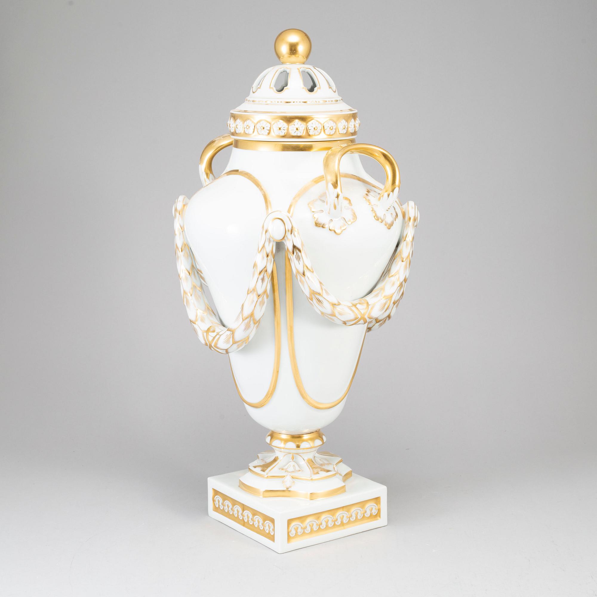 A large vase with cover, Fürstenberg, Germany, 20th century.