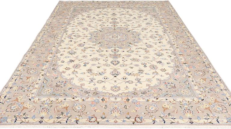 A Kashan carpet, approx. 298 x 203 cm.