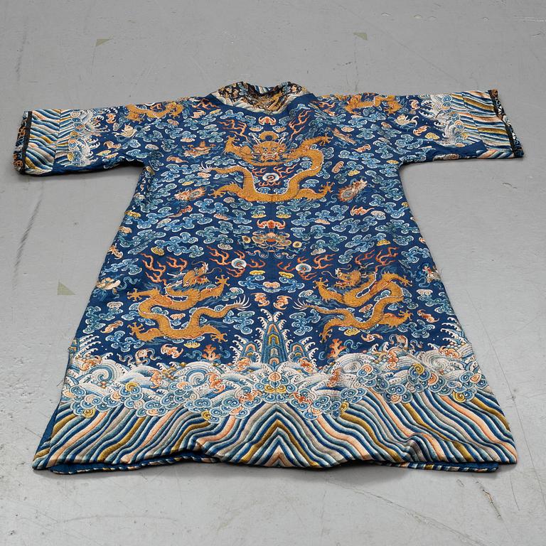 A Chinese robe, embroidered silk. Late Qing dynasty (1644–1911).
