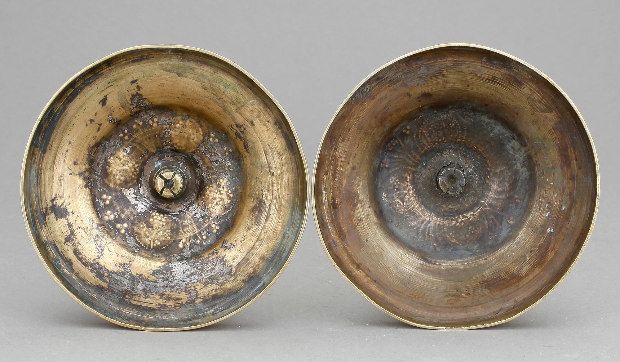 LJUSSTAKAR, ett par, mässing, directoire omkring 1800.