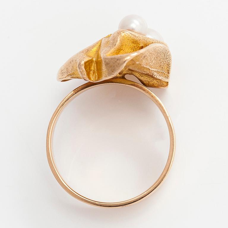 Björn Weckström, A 14K gold ring 'Broken leaf' with cultured pearls for Lapponia 1970.