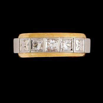 ALLIANSRING, 23 k guld och 18 k vitguld, 3 briljantslipade diamanter, total vikt ca 10 g.