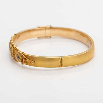 Oskar Lindroos, A 14K gold bracelet with diamond ca. 0.49 ct in total. Helsinki 1940s.