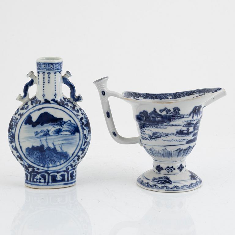 Two tankards, pilgrim flask, and jug, porcelain, China, 18th/19th century.