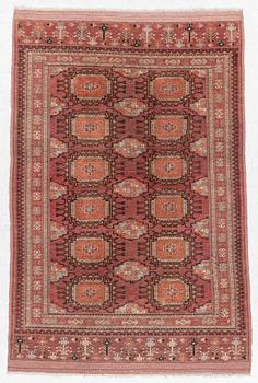 An oriental rug, a. 189 x 119 cm.